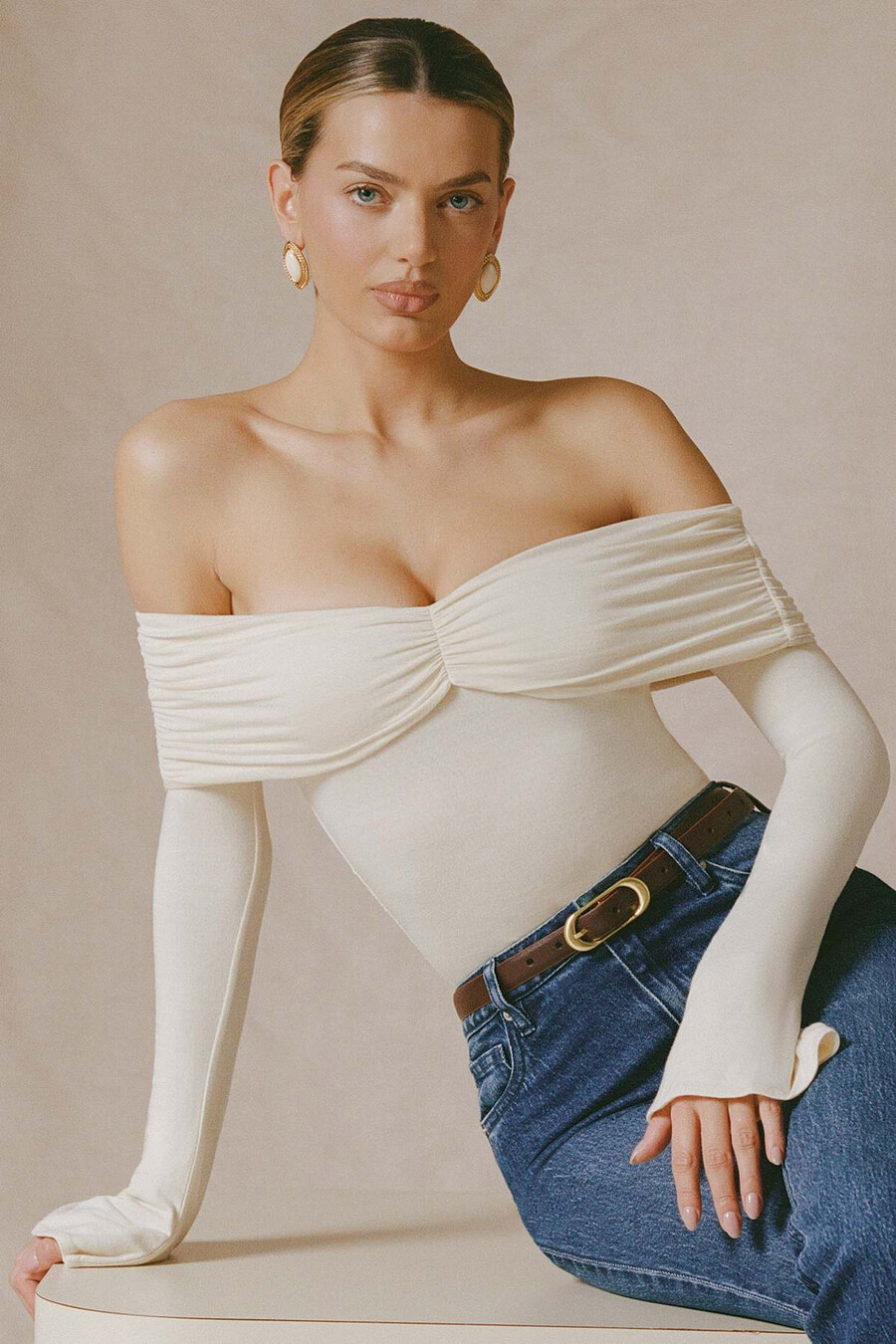 off-shoulder top met ruches van modal en kasjmier in ivoor.