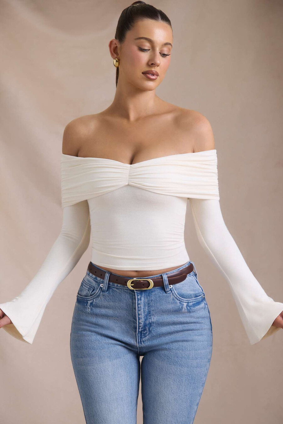 off-shoulder top met ruches van modal en kasjmier in ivoor.