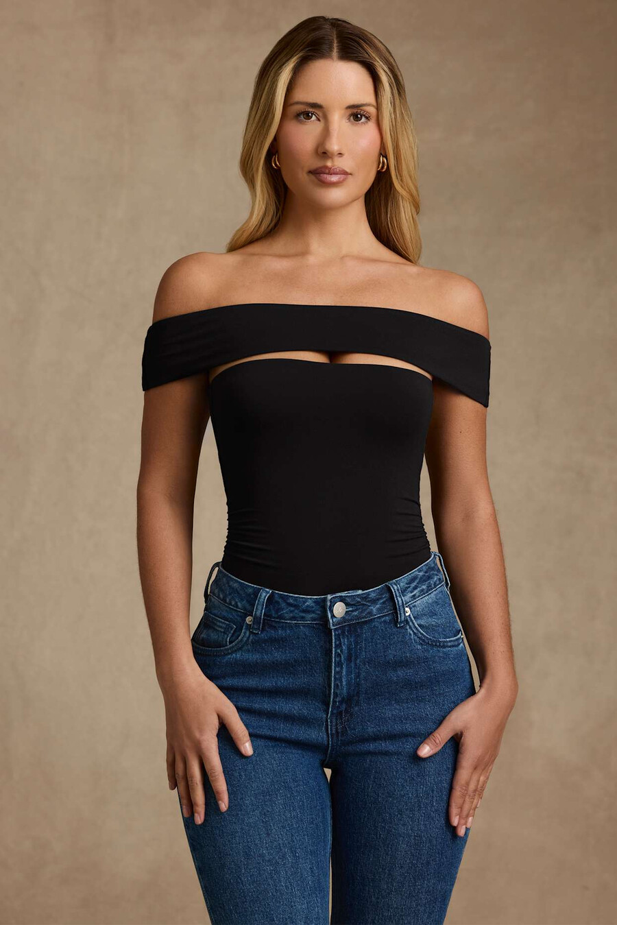 modal bodysuit met uitsnijdingen en blote schouders in zwart