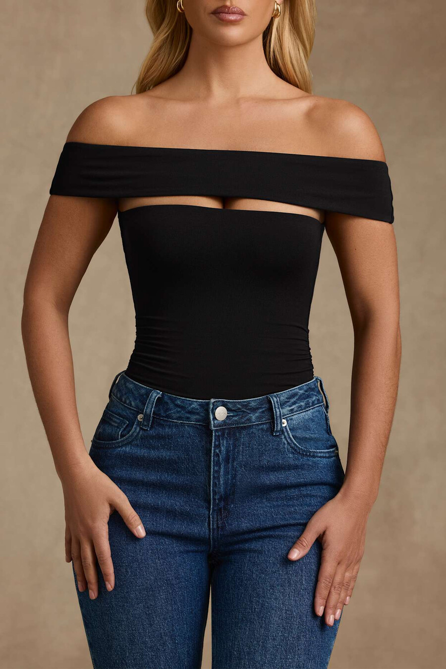 modal bodysuit met uitsnijdingen en blote schouders in zwart