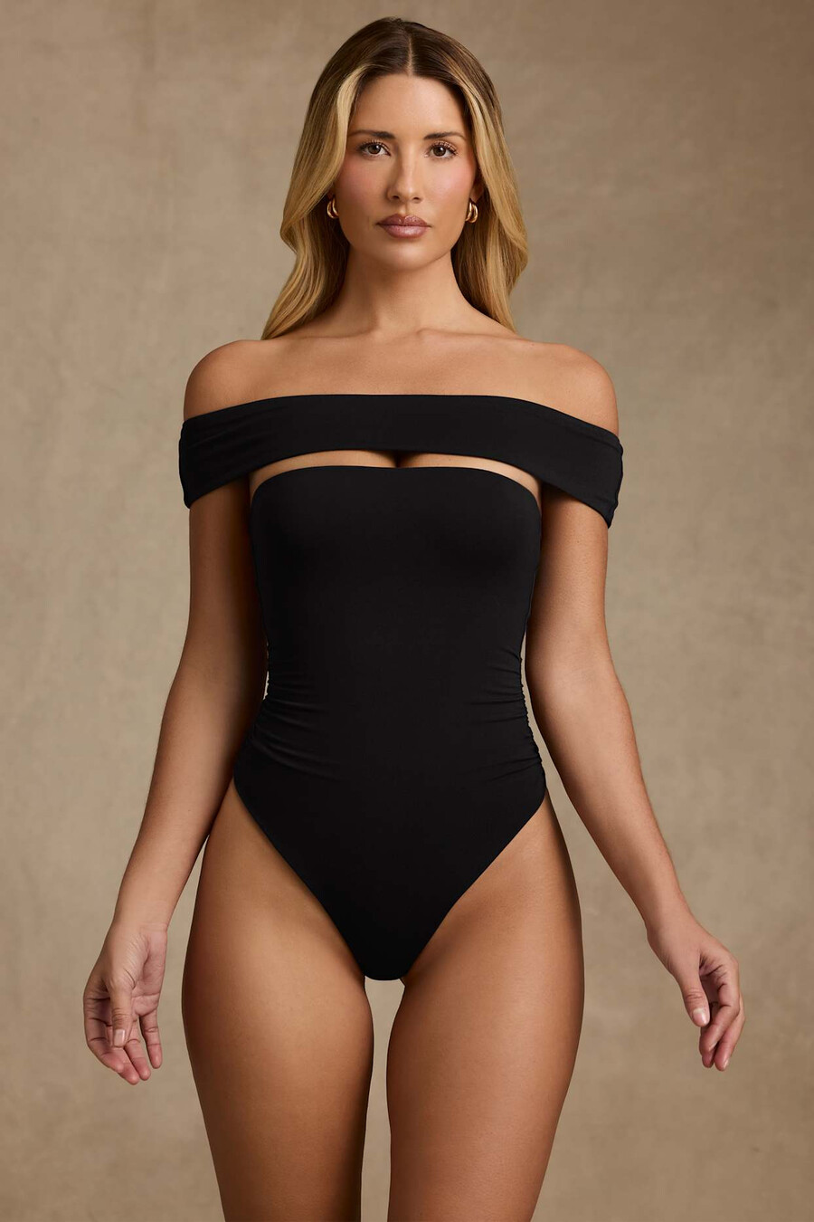 modal bodysuit met uitsnijdingen en blote schouders in zwart