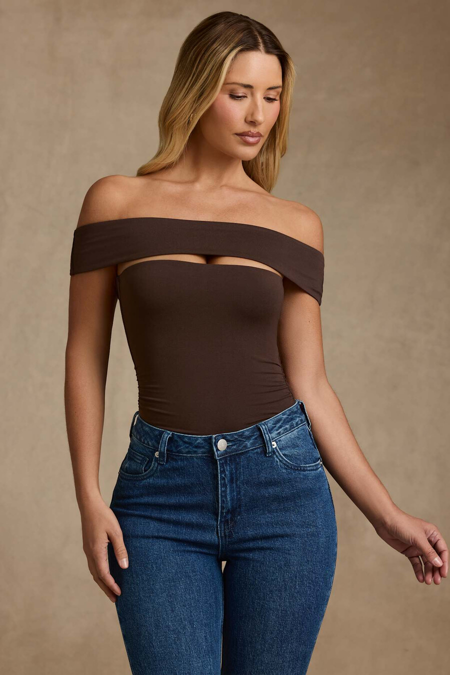modal bodysuit met uitsnijdingen en blote schouders in chocoladebruin.