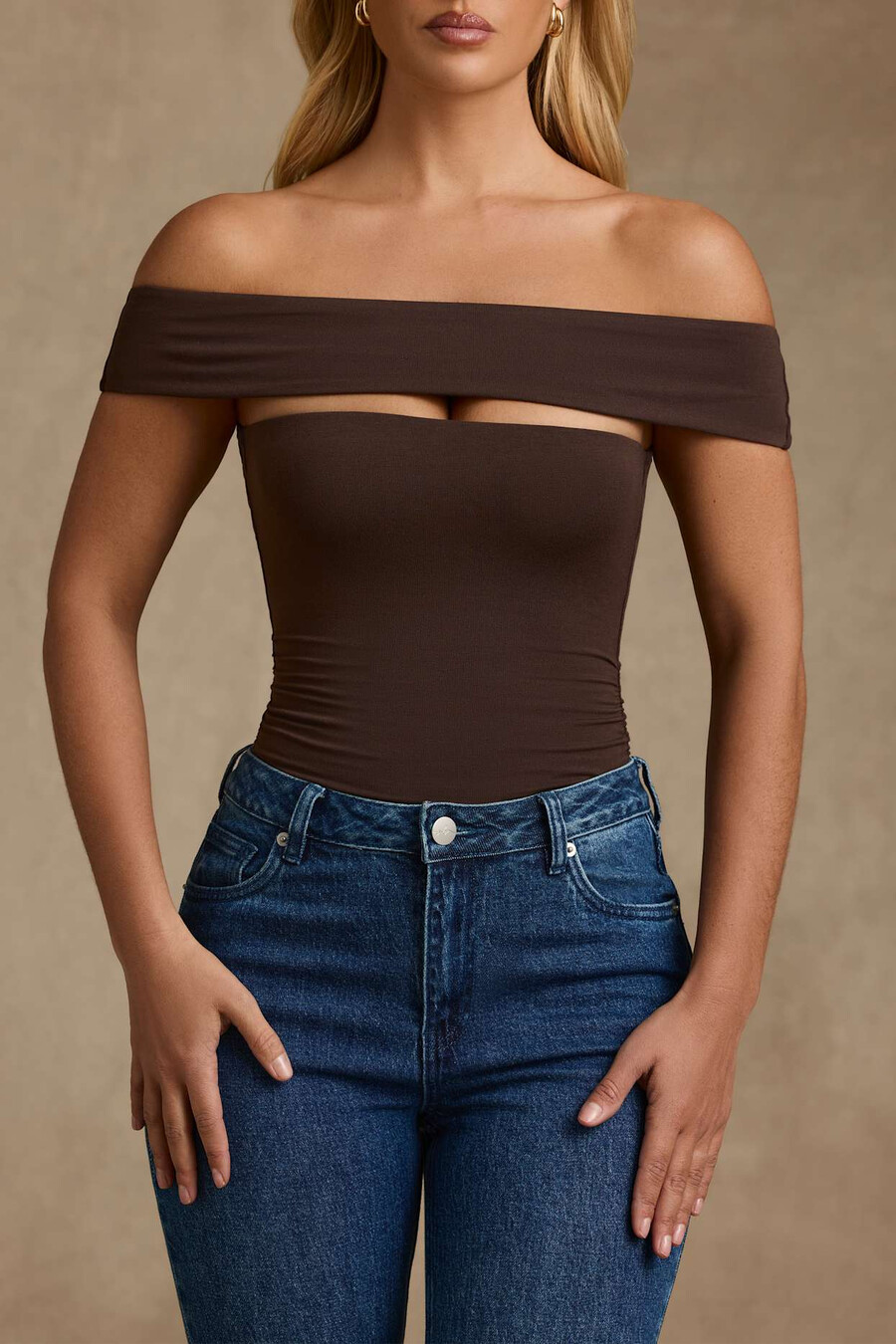 modal bodysuit met uitsnijdingen en blote schouders in chocoladebruin.