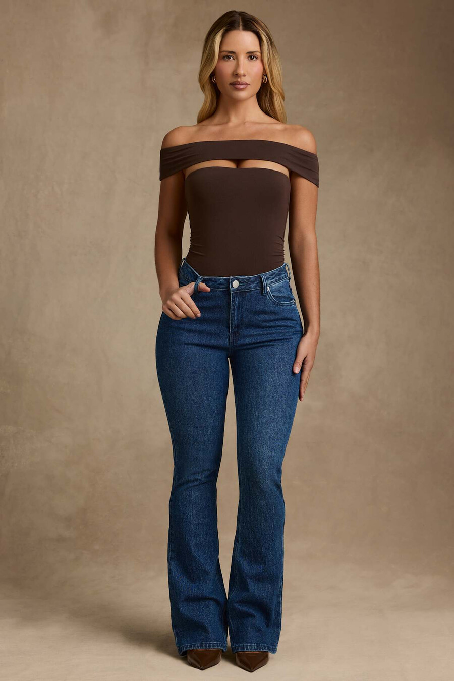 modal bodysuit met uitsnijdingen en blote schouders in chocoladebruin.