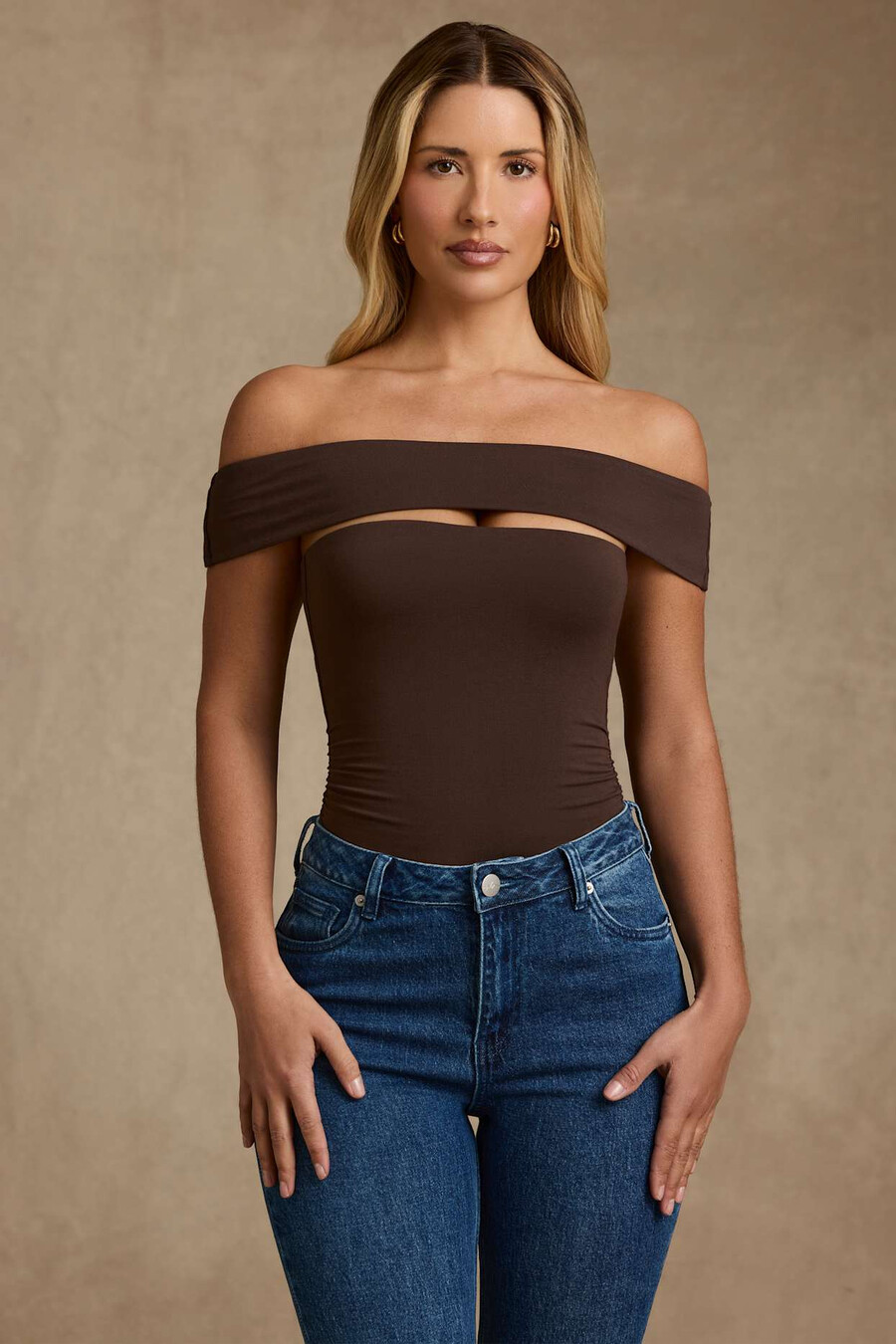 modal bodysuit met uitsnijdingen en blote schouders in chocoladebruin.