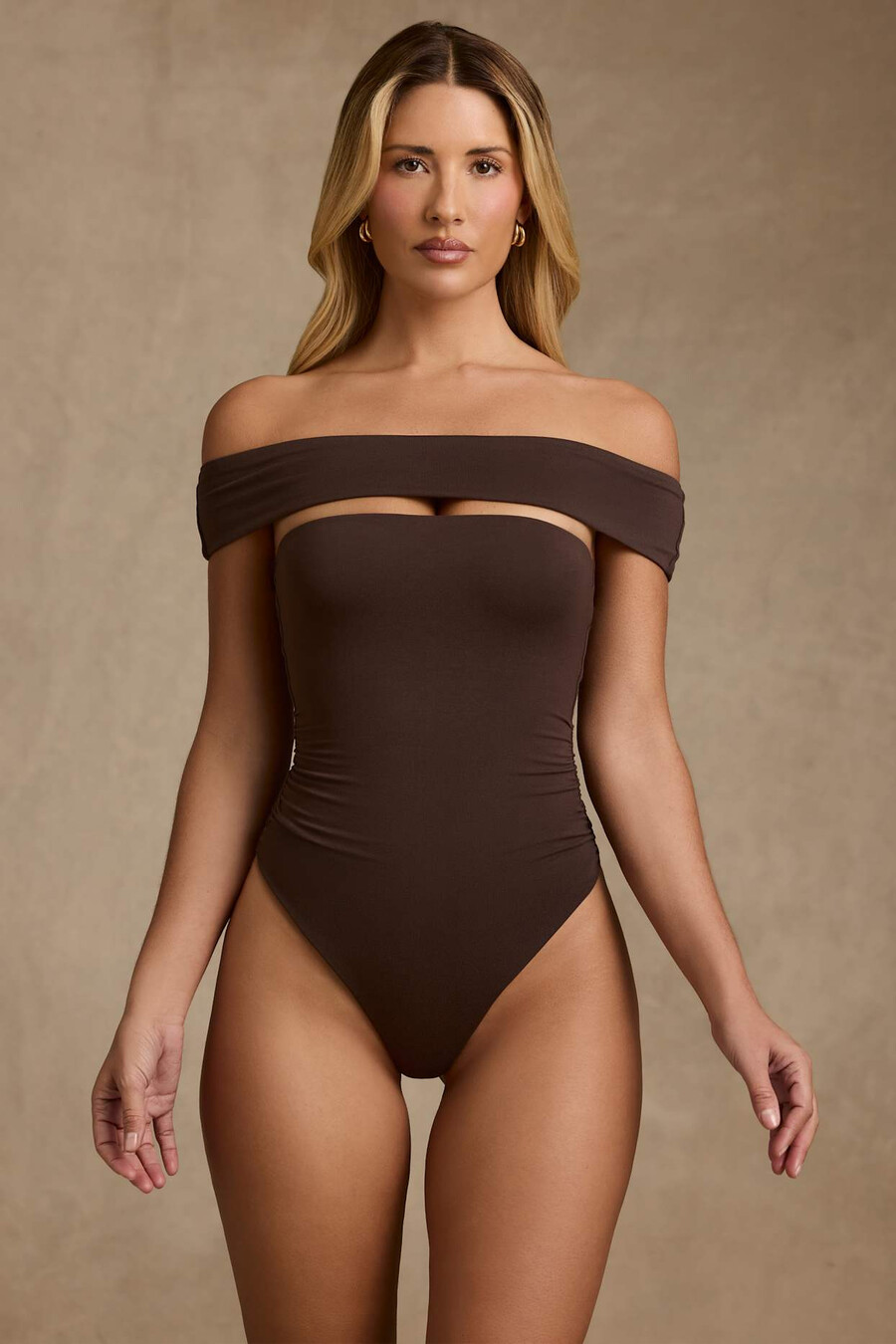 modal bodysuit met uitsnijdingen en blote schouders in chocoladebruin.