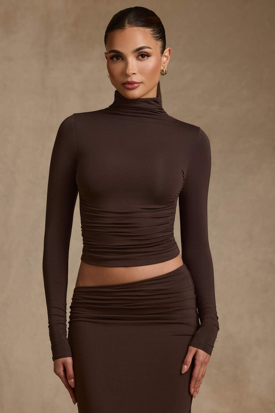 modal top met ruches open rug en colkraag in chocoladebruin.