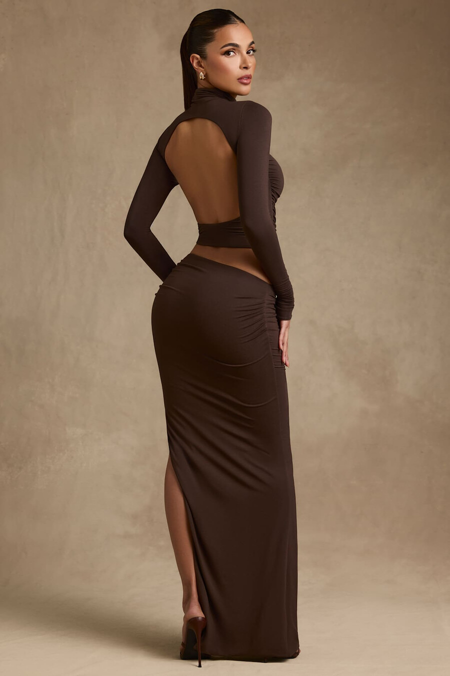 modal top met ruches open rug en colkraag in chocoladebruin.