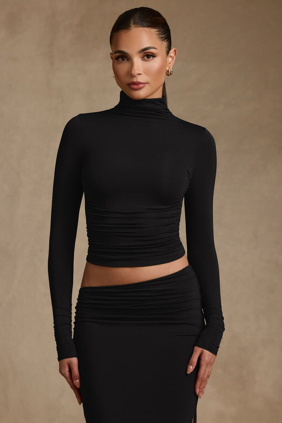 modal top met ruches open rug en colkraag in zwart