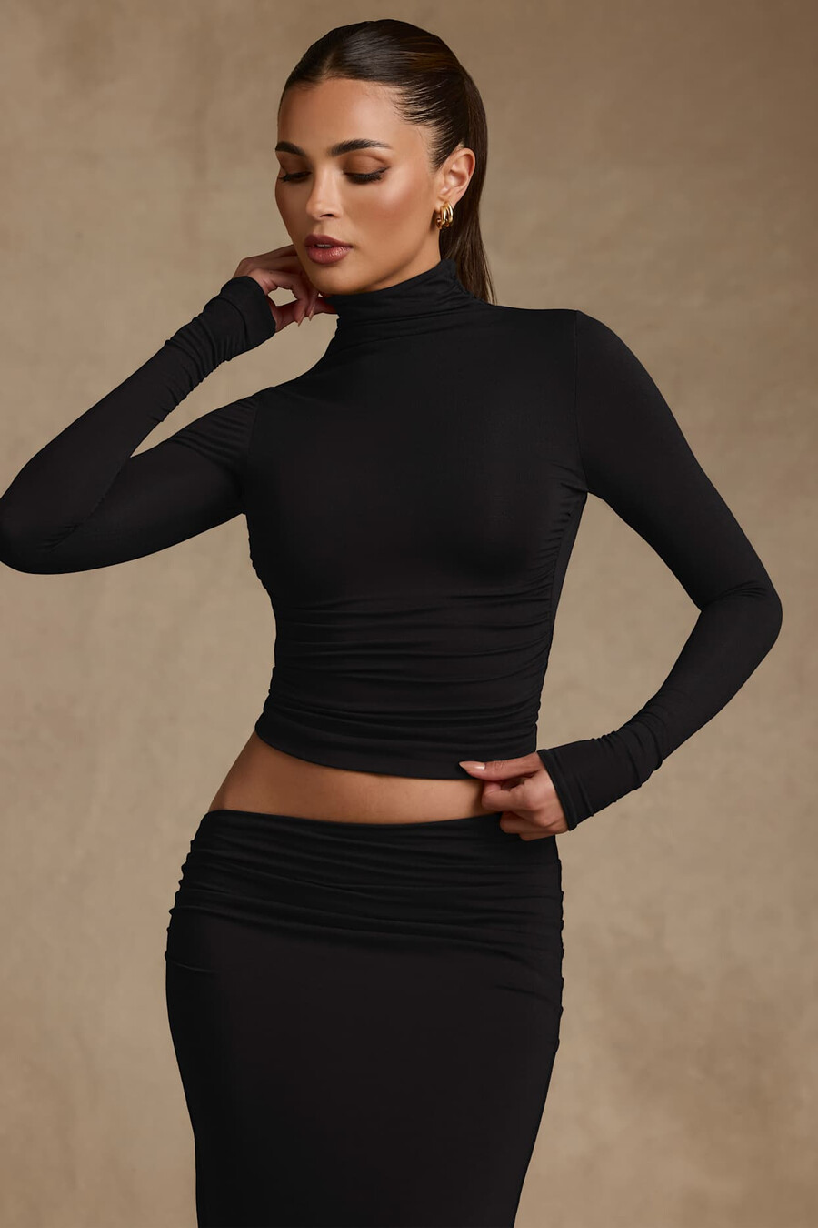 modal top met ruches open rug en colkraag in zwart