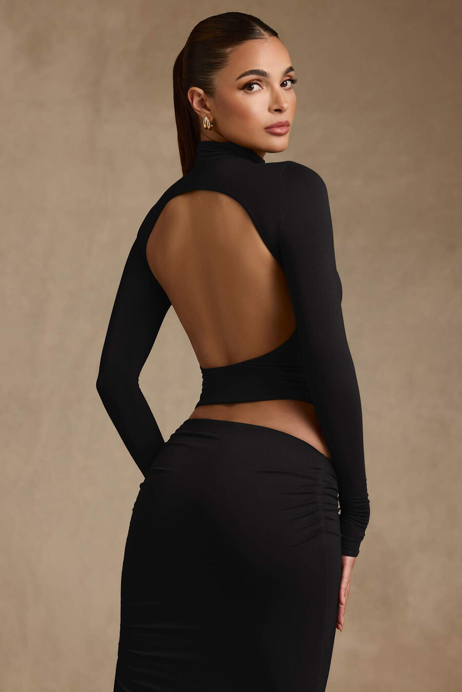 modal top met ruches open rug en colkraag in zwart