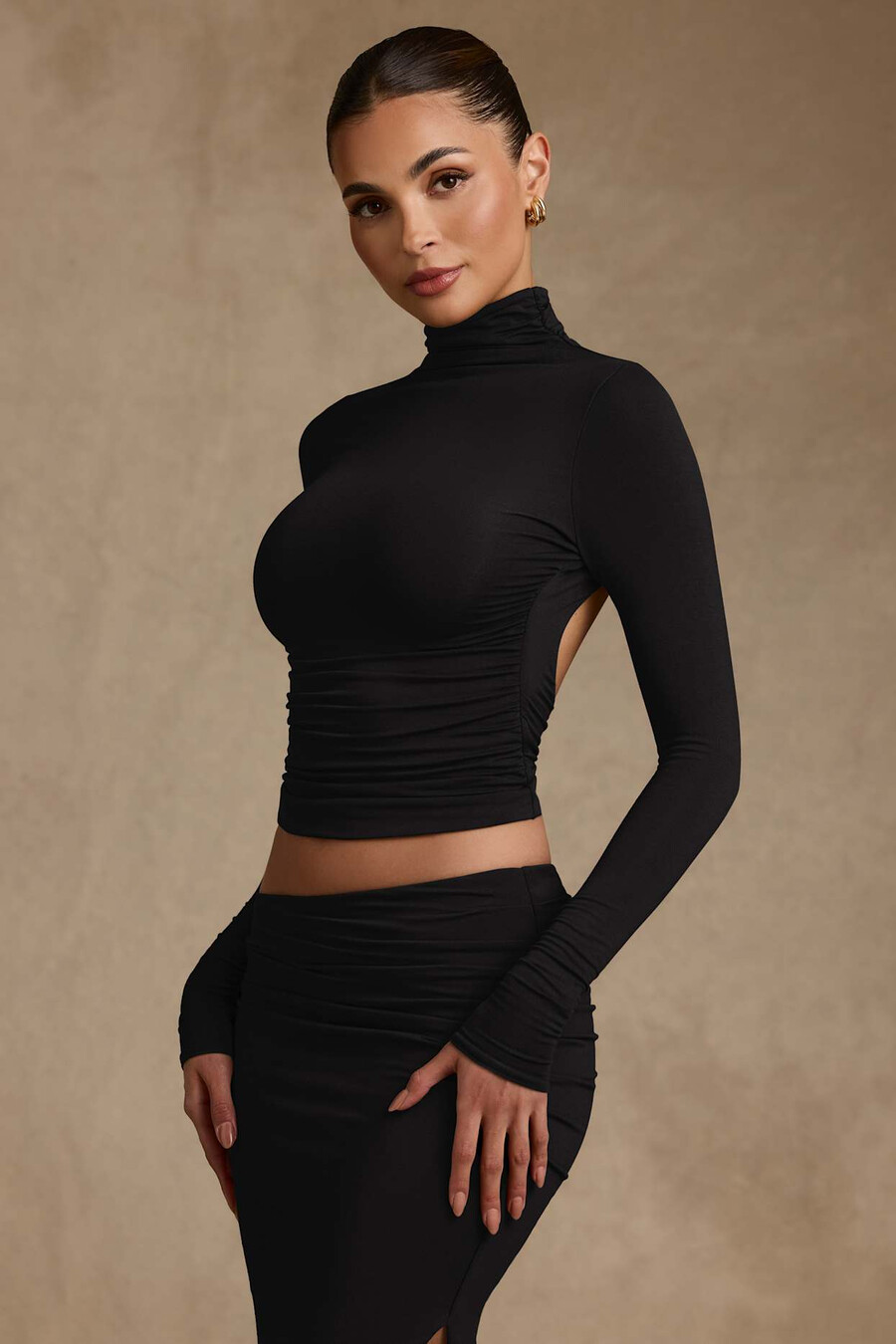 modal top met ruches open rug en colkraag in zwart