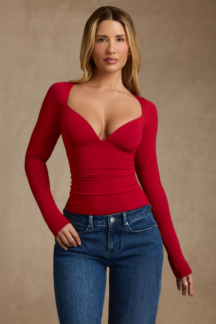 modal top met lange mouwen en plooien in rood