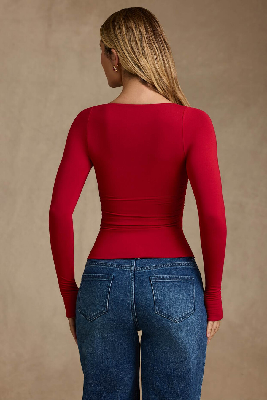 modal top met lange mouwen en plooien in rood