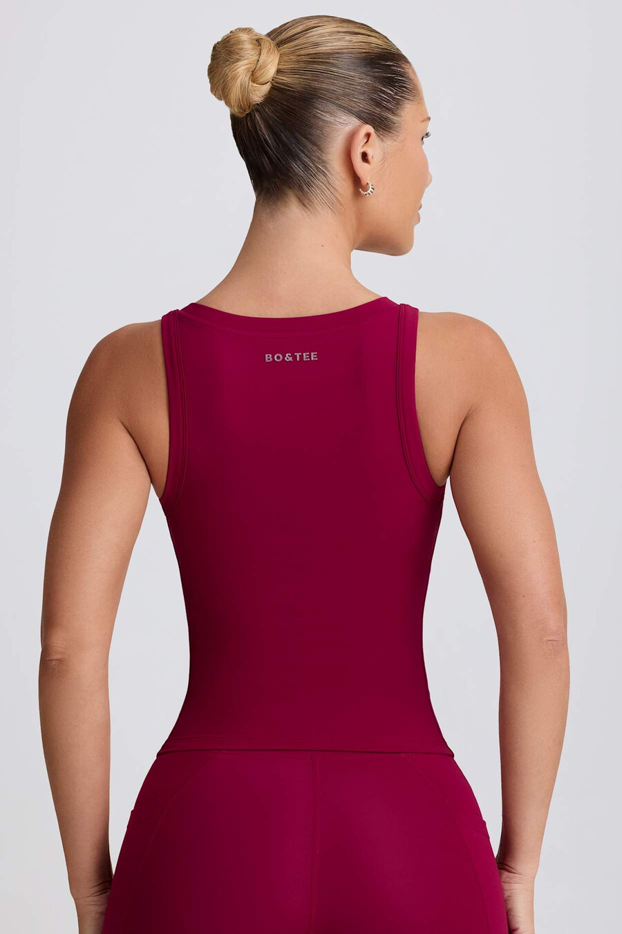 zachte sportieve tanktop met v-hals in bordeauxrood.