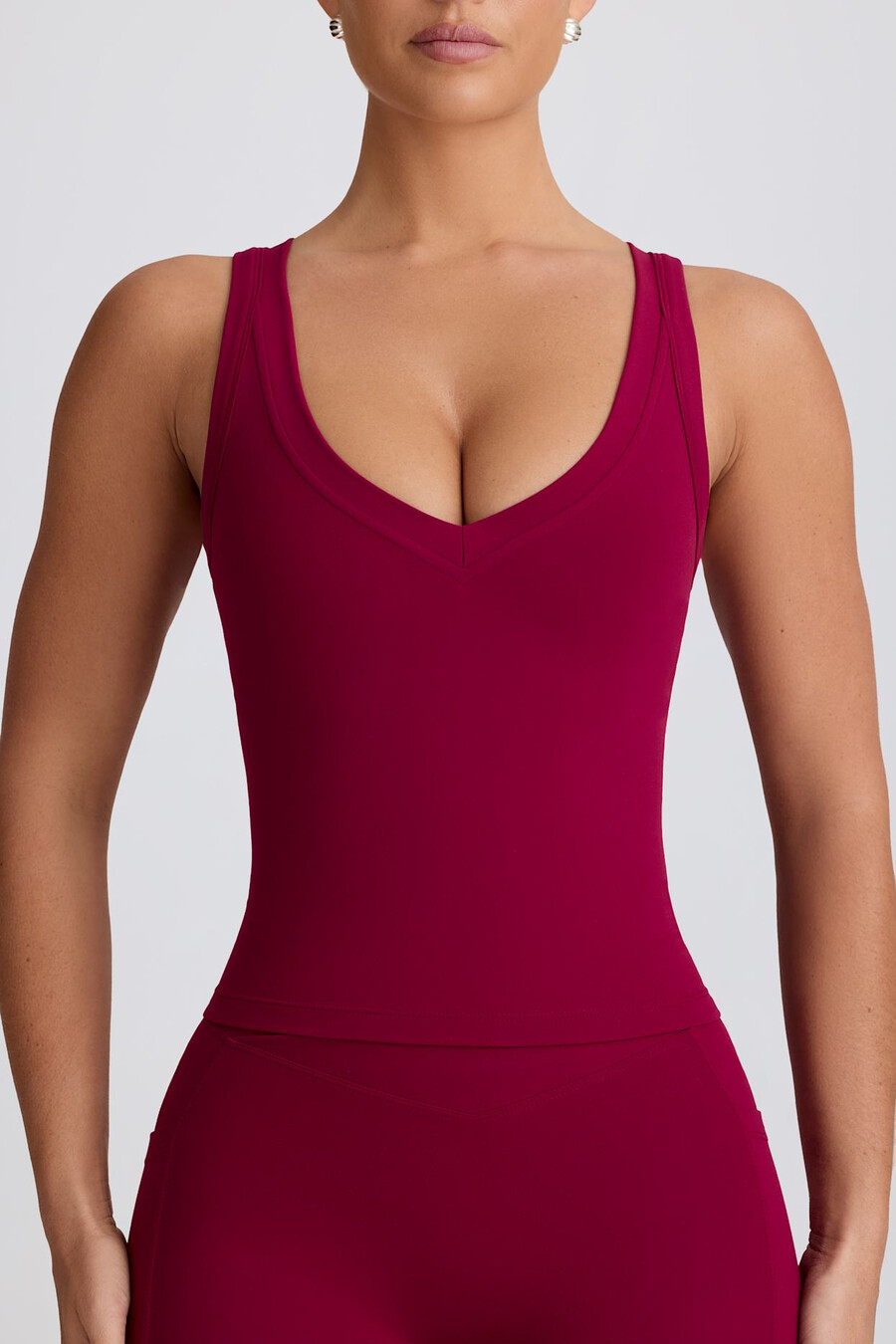 zachte sportieve tanktop met v-hals in bordeauxrood.