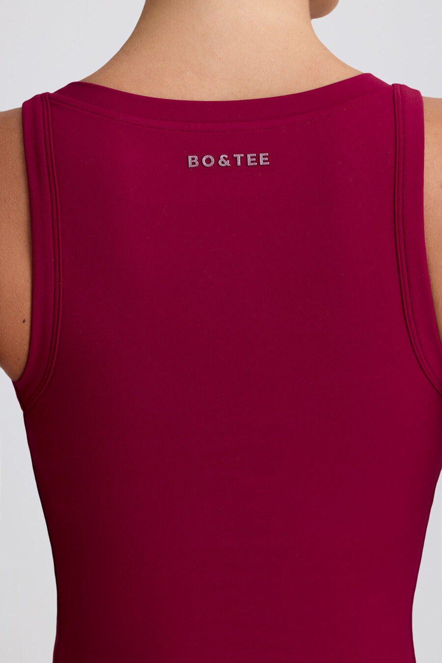 zachte sportieve tanktop met v-hals in bordeauxrood.