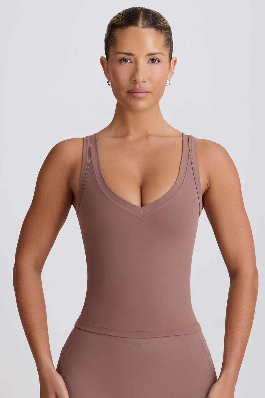 zachte sportieve tanktop met v-hals in mokkakleur.