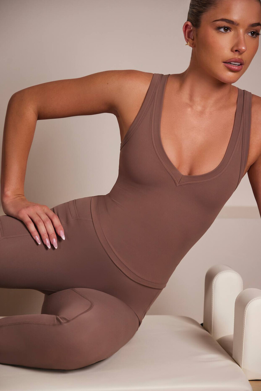zachte sportieve tanktop met v-hals in mokkakleur.