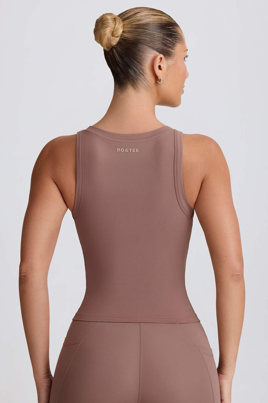 zachte sportieve tanktop met v-hals in mokkakleur.