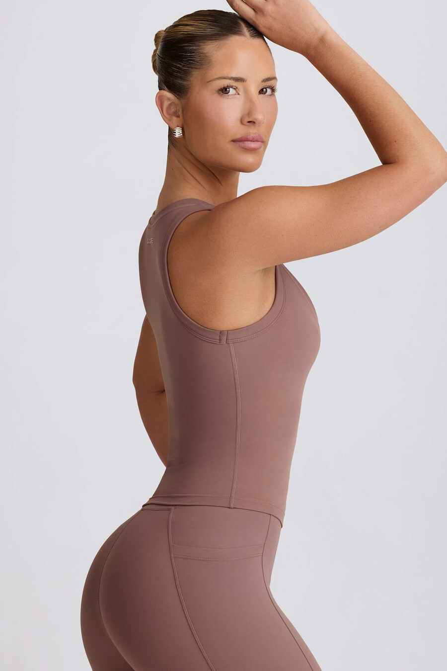 zachte sportieve tanktop met v-hals in mokkakleur.
