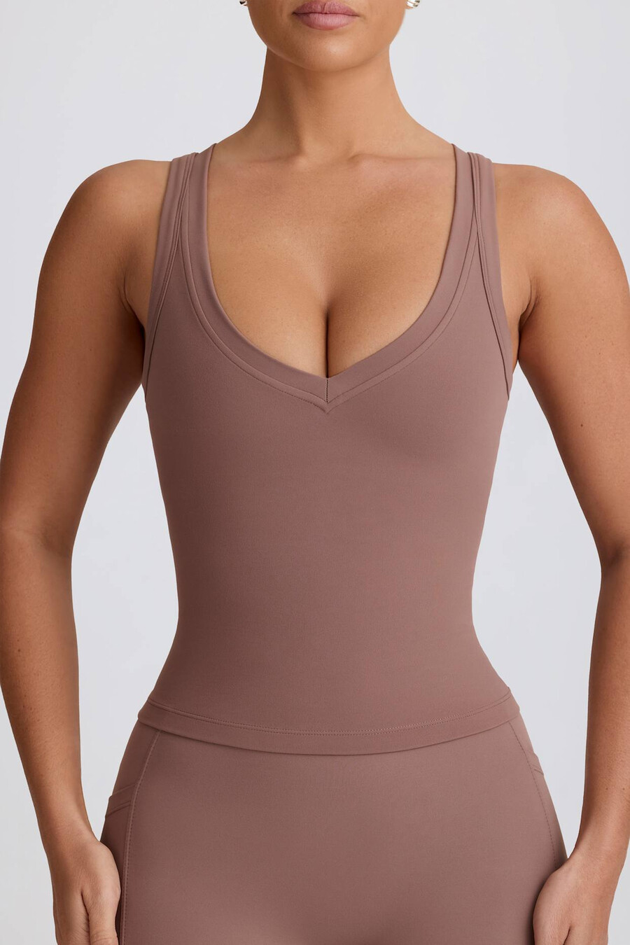 zachte sportieve tanktop met v-hals in mokkakleur.