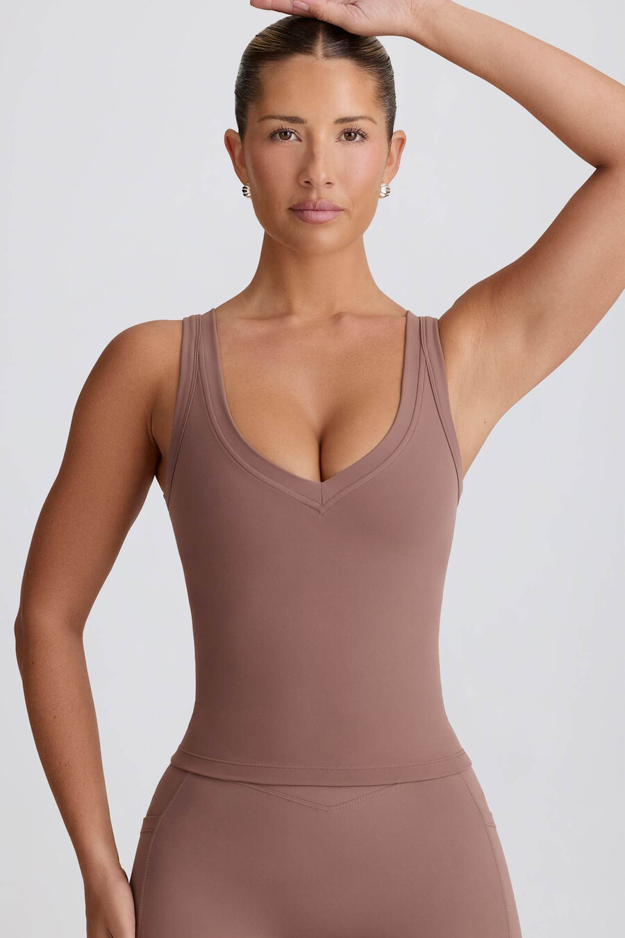 zachte sportieve tanktop met v-hals in mokkakleur.