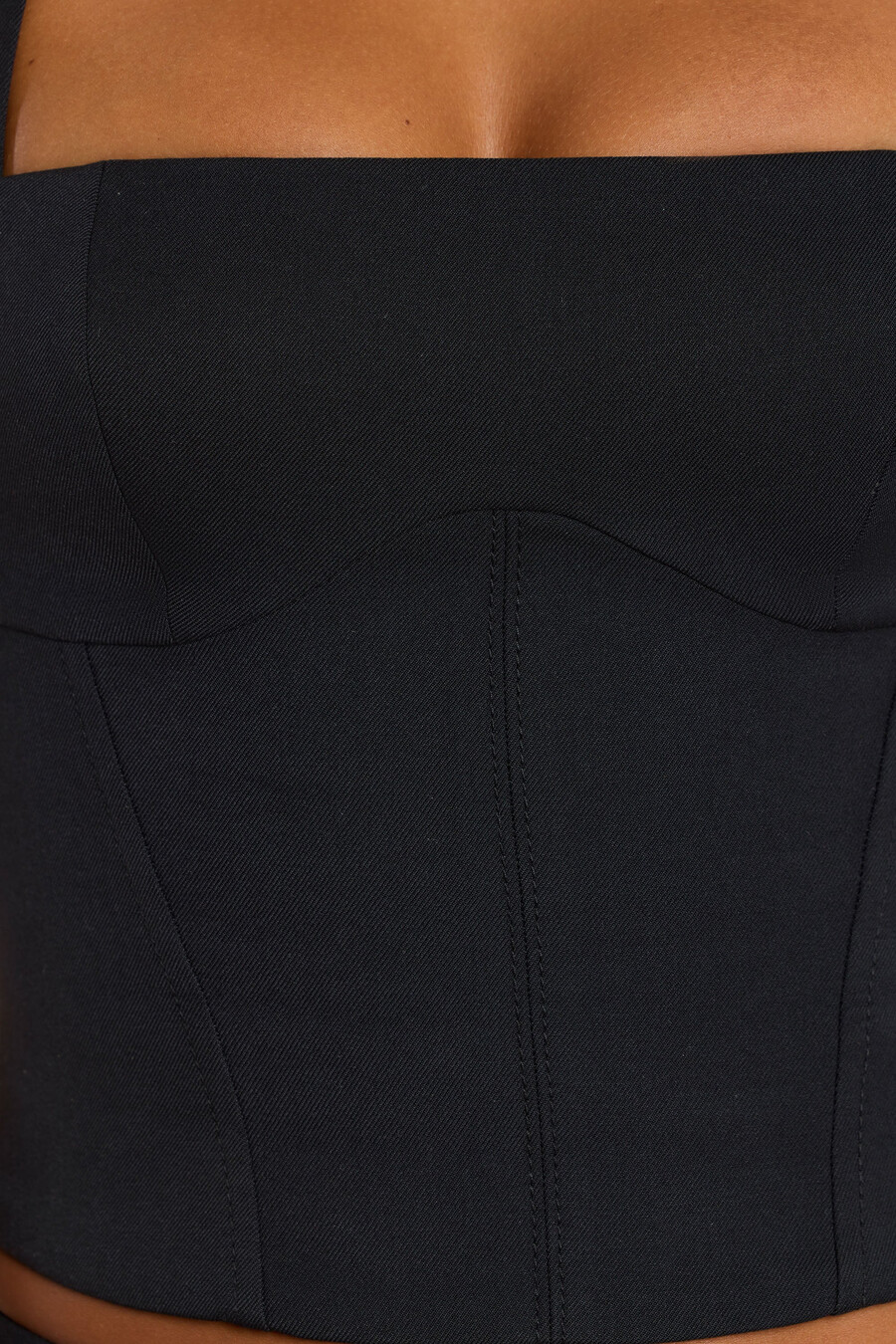 getailleerd topje met vierkante hals van geborstelde twill in zwart.