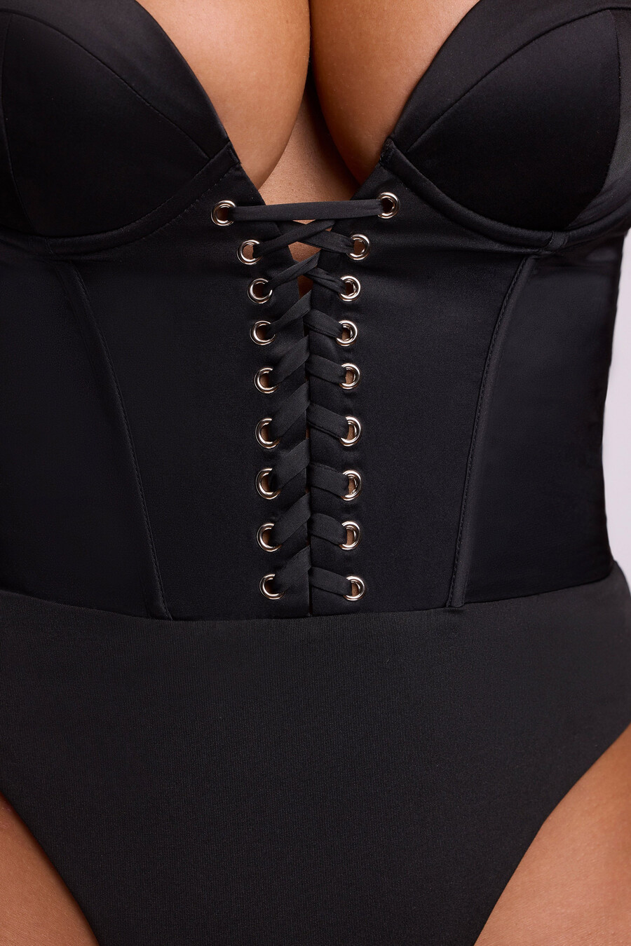 satijnen bodysuit met diepe v-hals en vetersluiting in korsetstijl zwart