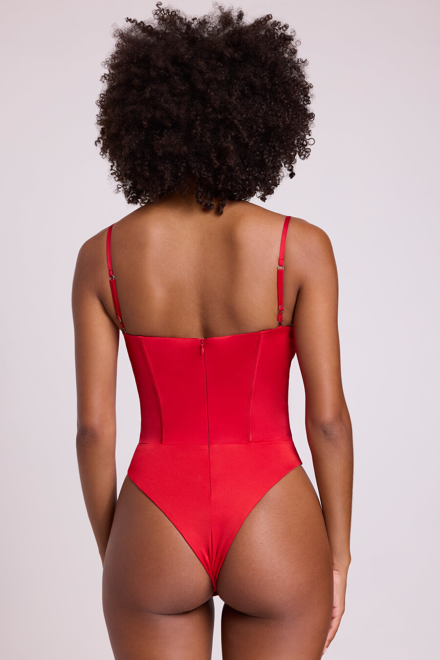 satijnen bodysuit met diepe v-hals en vetersluiting in vuurrood