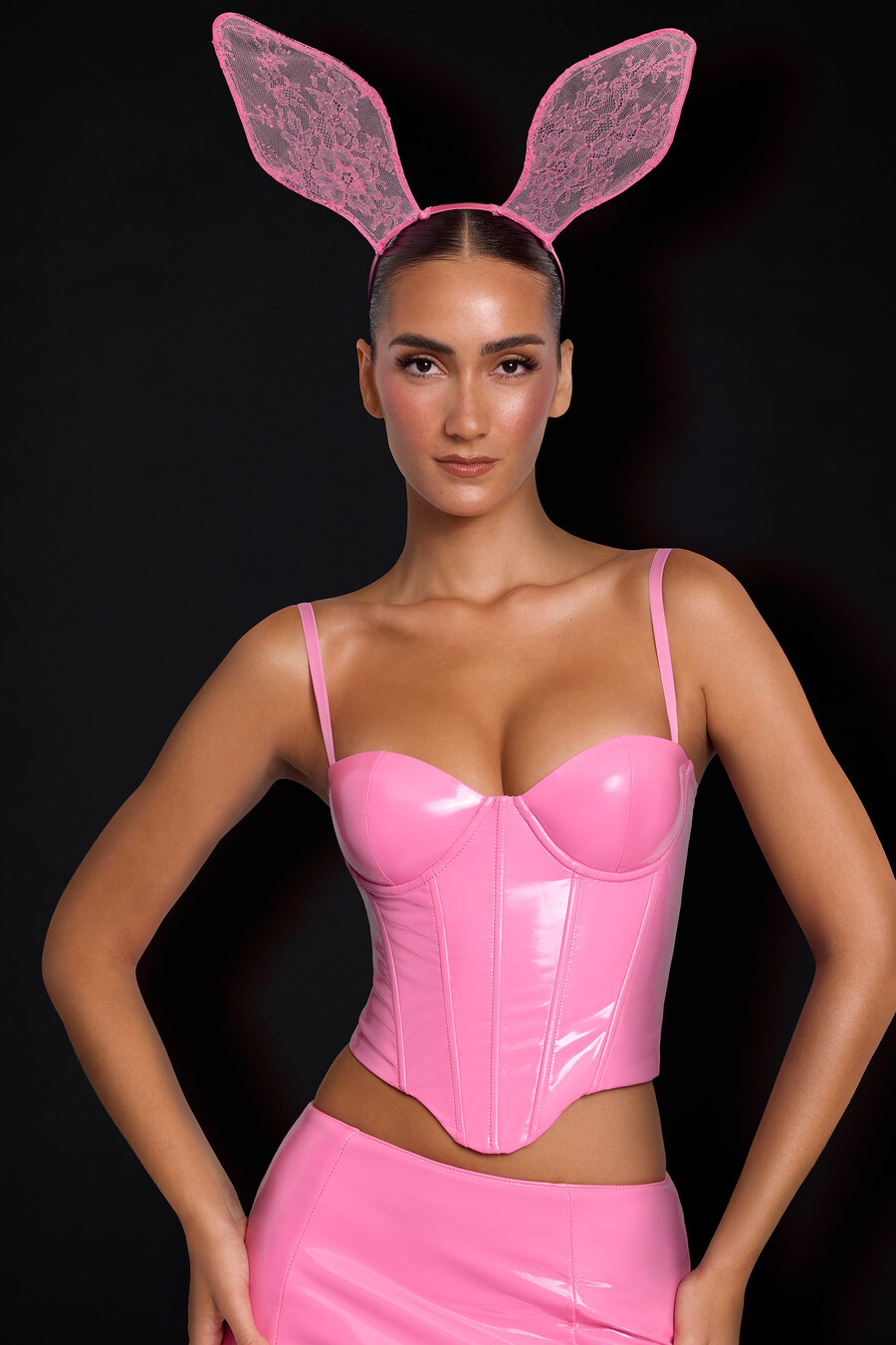 vinyl crop top met beugel en korset in roze