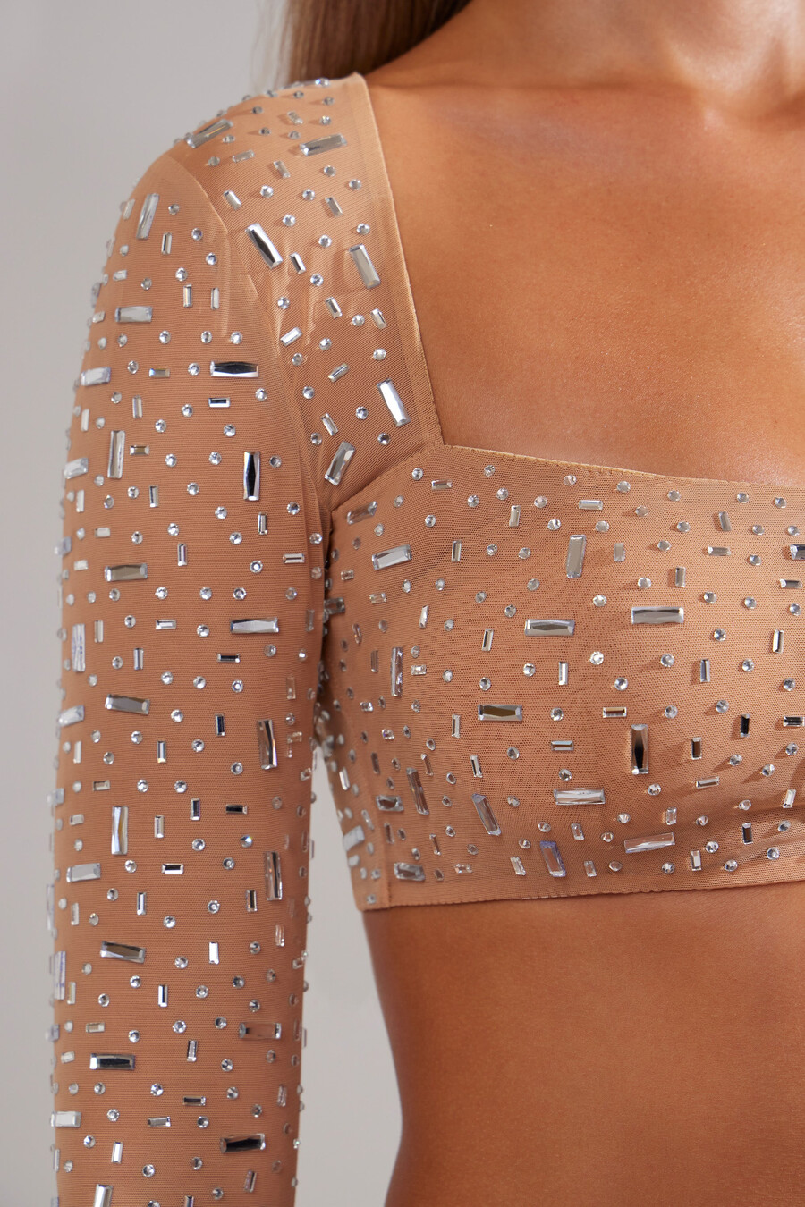 transparante versierde crop top met lange mouwen in amandelkleur