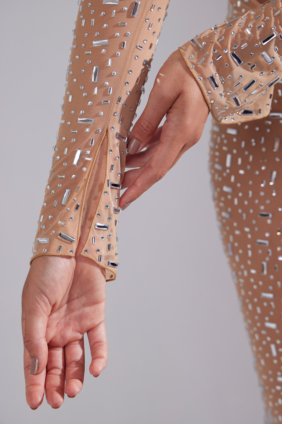 transparante versierde crop top met lange mouwen in amandelkleur
