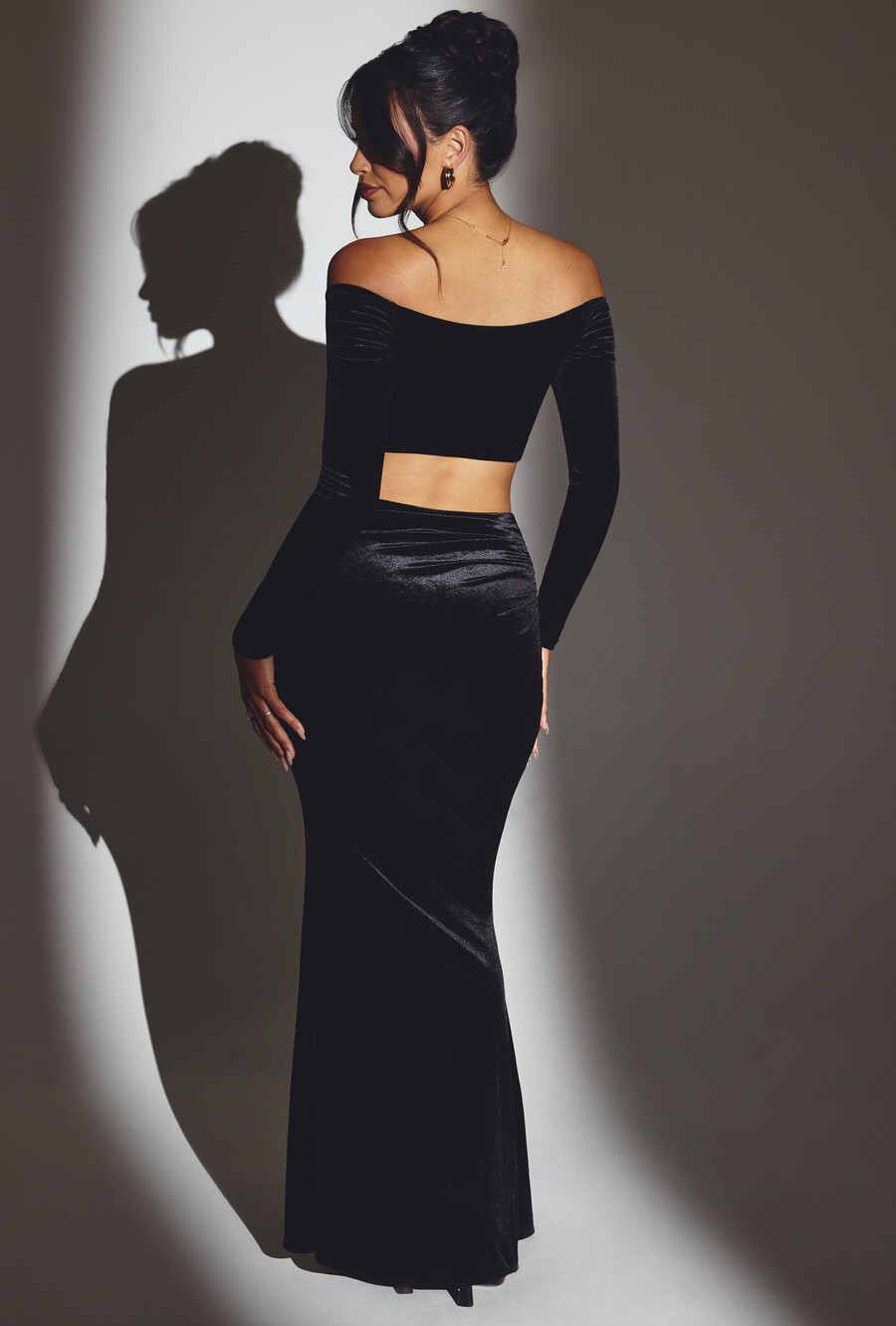 fluwelen crop top met blote schouders en plooien in gitzwart