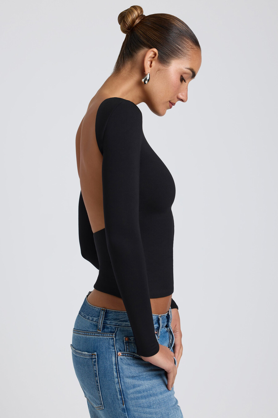 modal top met hoge hals lange mouwen en open rug in zwart