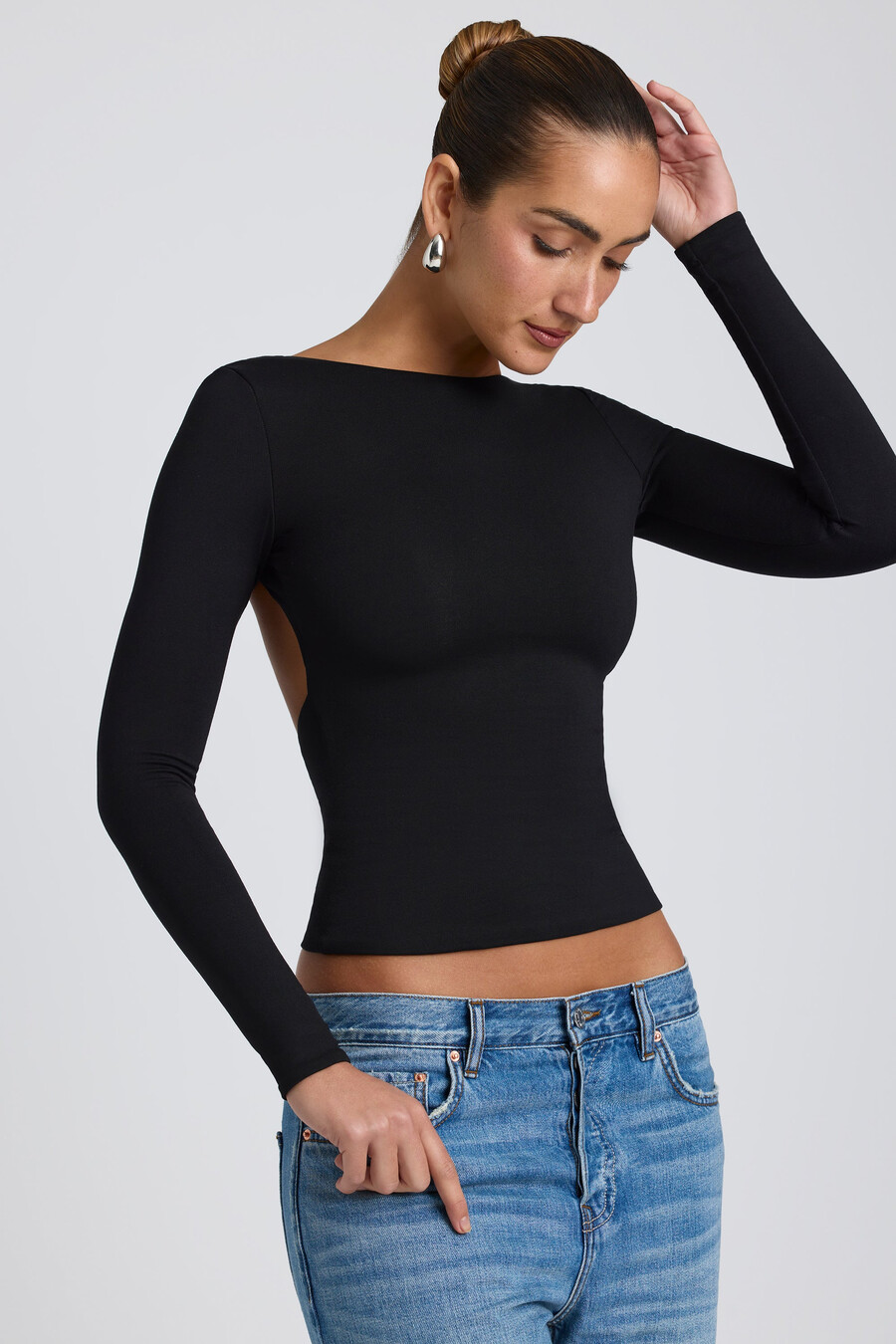 modal top met hoge hals lange mouwen en open rug in zwart