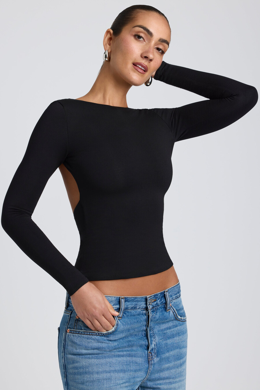 modal top met hoge hals lange mouwen en open rug in zwart