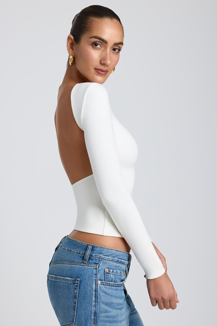 modal top met hoge hals lange mouwen en open rug in wit