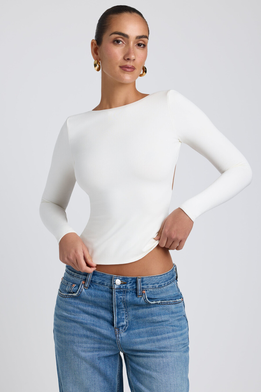 modal top met hoge hals lange mouwen en open rug in wit
