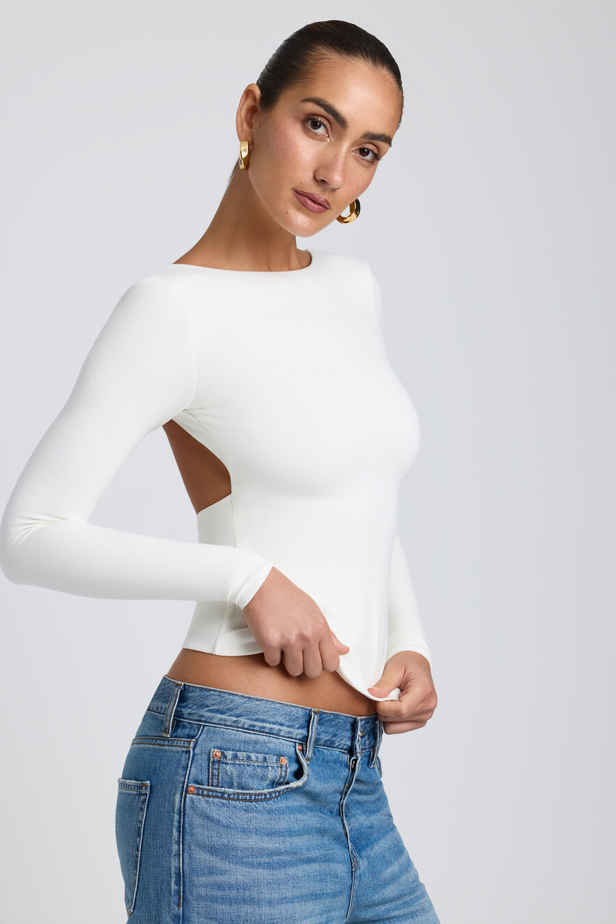 modal top met hoge hals lange mouwen en open rug in wit