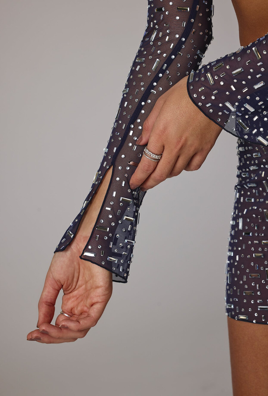 transparante crop top met lange mouwen en versieringen in marineblauw