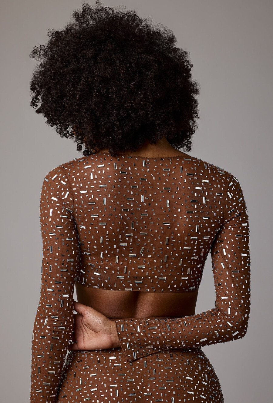 transparante versierde crop top met lange mouwen in mokkakleur.