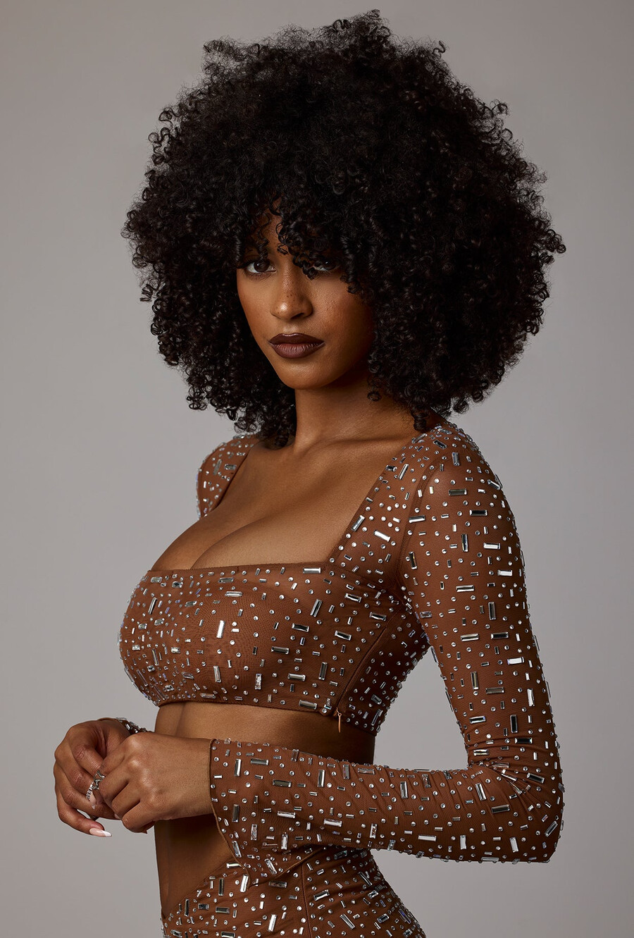 transparante versierde crop top met lange mouwen in mokkakleur.