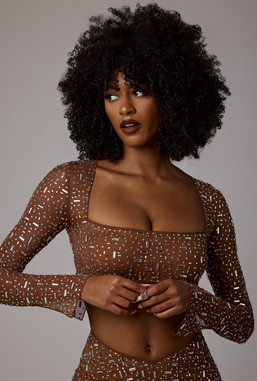 transparante versierde crop top met lange mouwen in mokkakleur.