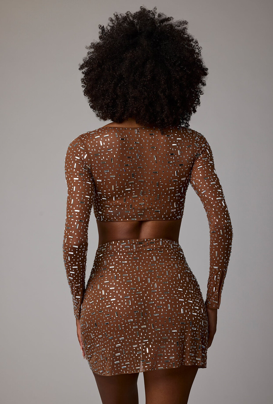 transparante versierde crop top met lange mouwen in mokkakleur.