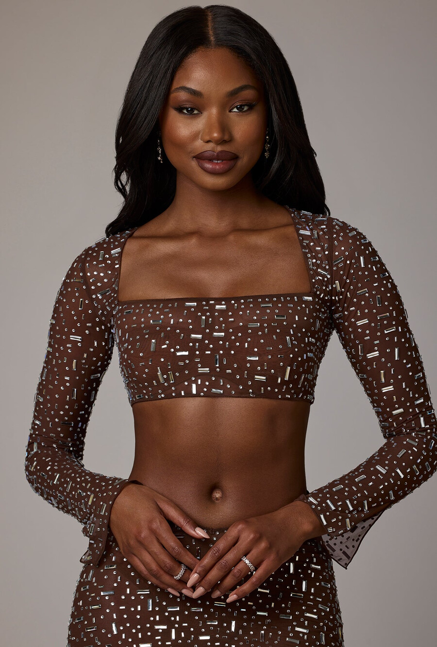 transparante versierde crop top met lange mouwen in diepbruine kleur.