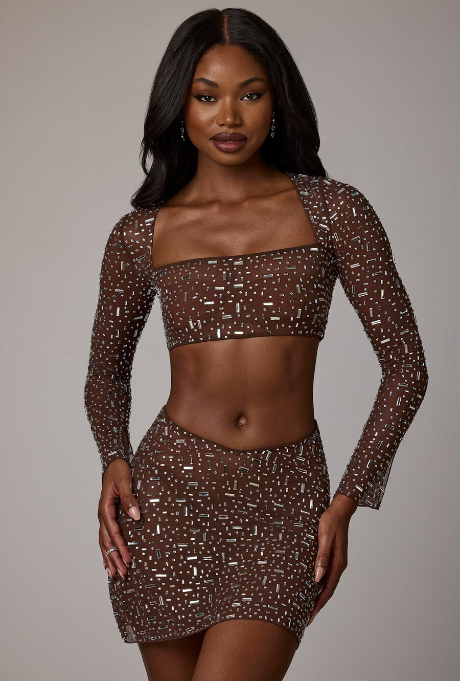 transparante versierde crop top met lange mouwen in diepbruine kleur.