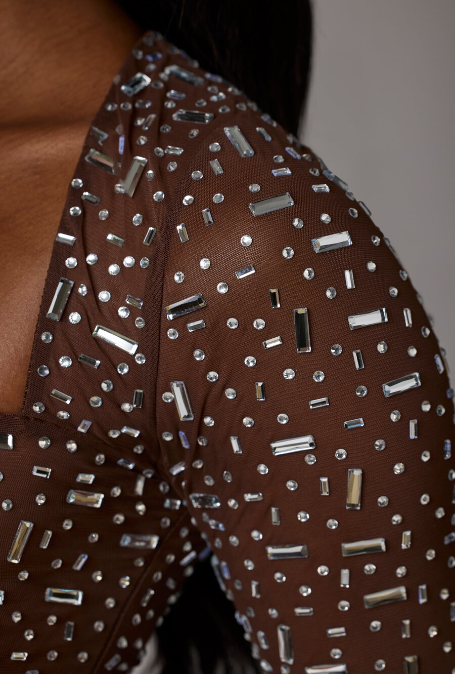 transparante versierde crop top met lange mouwen in diepbruine kleur.