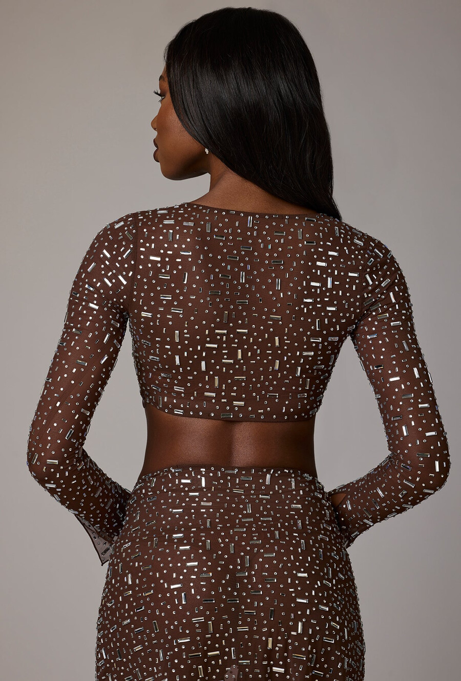 transparante versierde crop top met lange mouwen in diepbruine kleur.