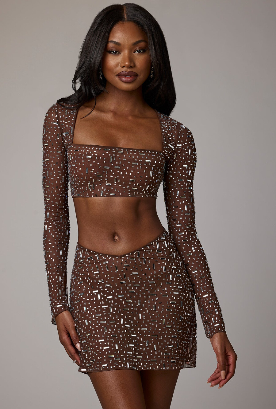 transparante versierde crop top met lange mouwen in diepbruine kleur.
